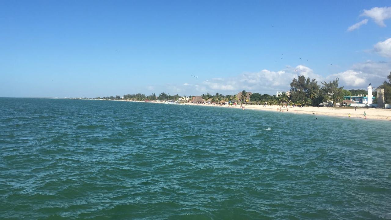 Playa de Celestún con su faro blanco