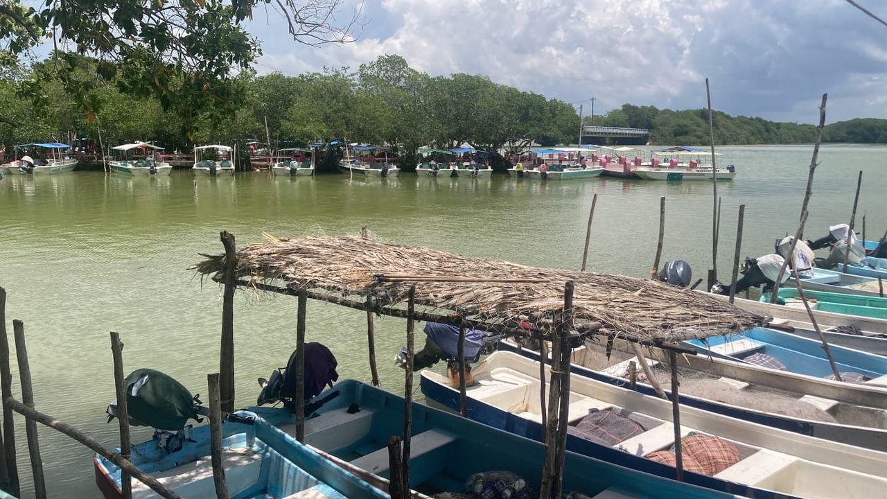 Lanchas en la ría de Celestún, con el puente al fondo