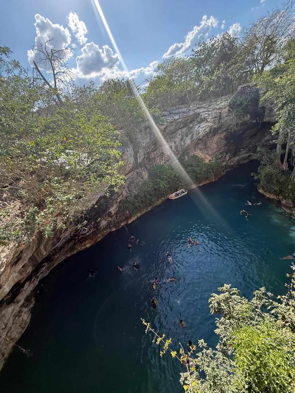 Rayos de sol entrando a un cenote