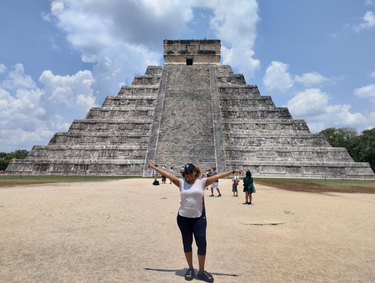 Viajera frente a Kukulcán