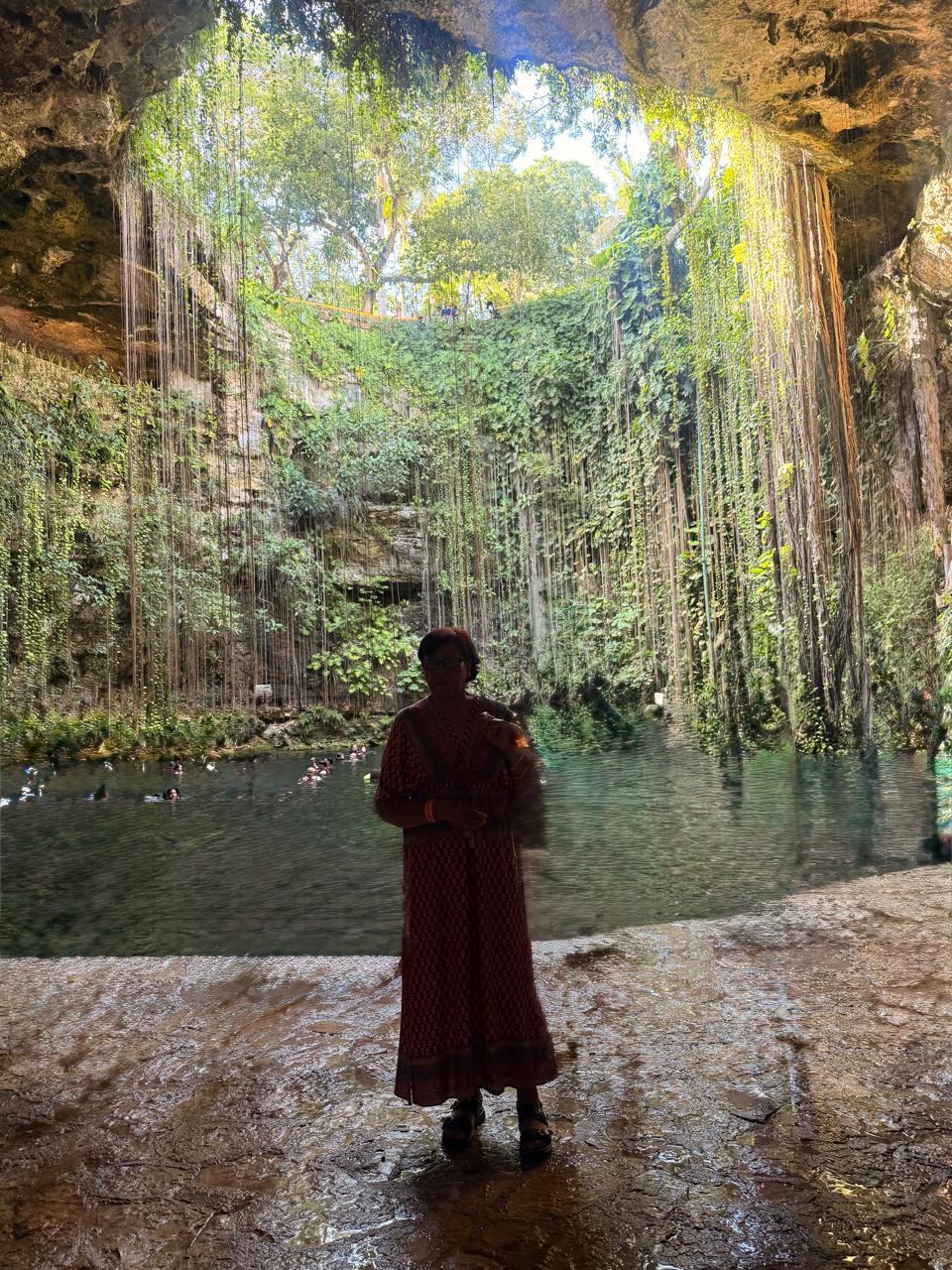 Dentro del cenote Ik Kil