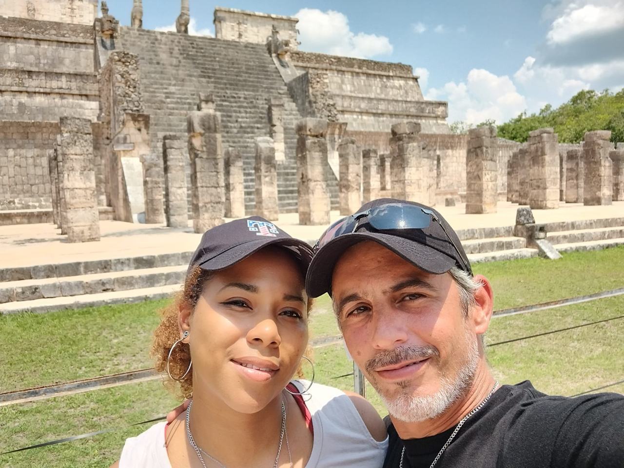 Viajeros frente al Templo de los Guerreros