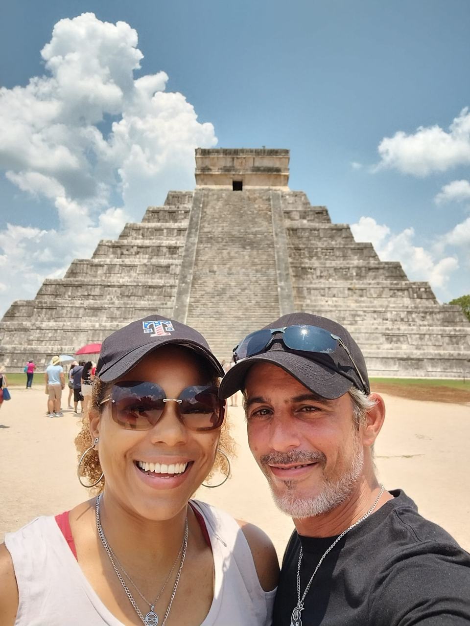 Viajeros felices frente a Kukulcán