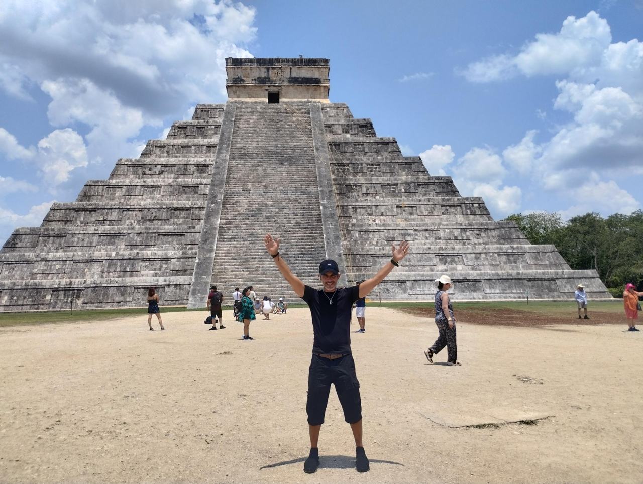 Viajero frente a la pirámide de Kukulcán