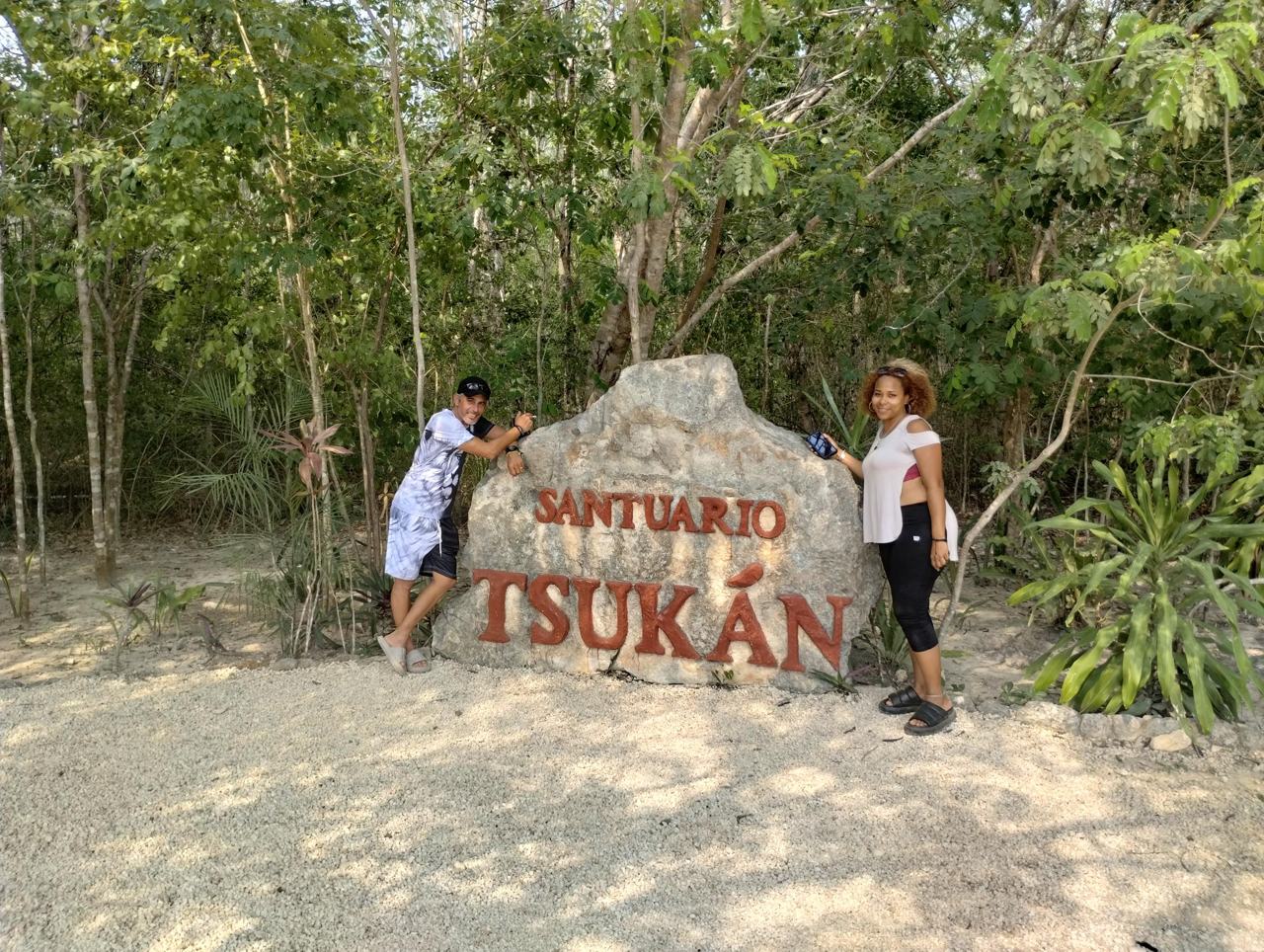 Viajeros en la entrada del Santuario Tsukán