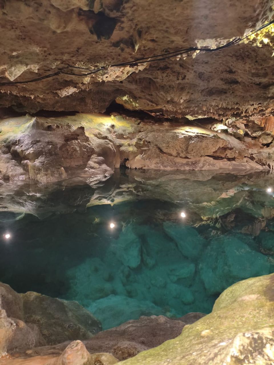 Bóveda de roca sobre el agua turquesa del cenote