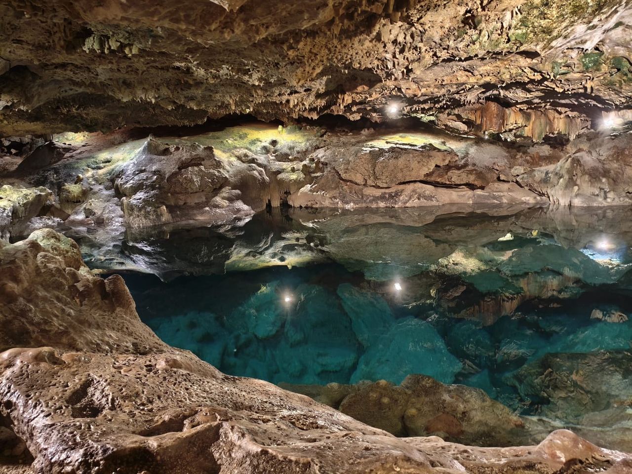 Agua turquesa y cristalina dentro de la caverna del Cenote San Ignacio