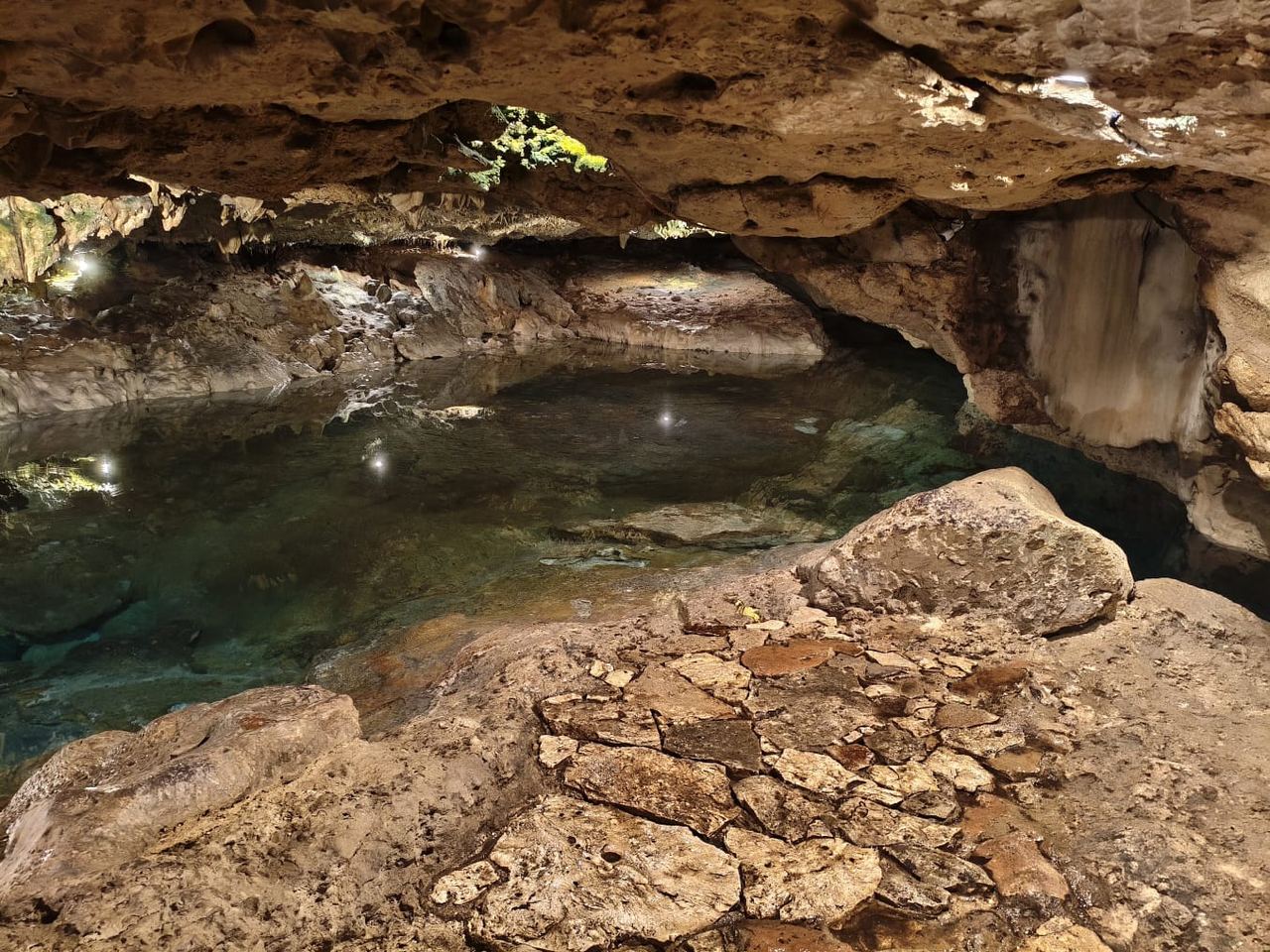 Orilla de piedra junto al agua del Cenote San Ignacio