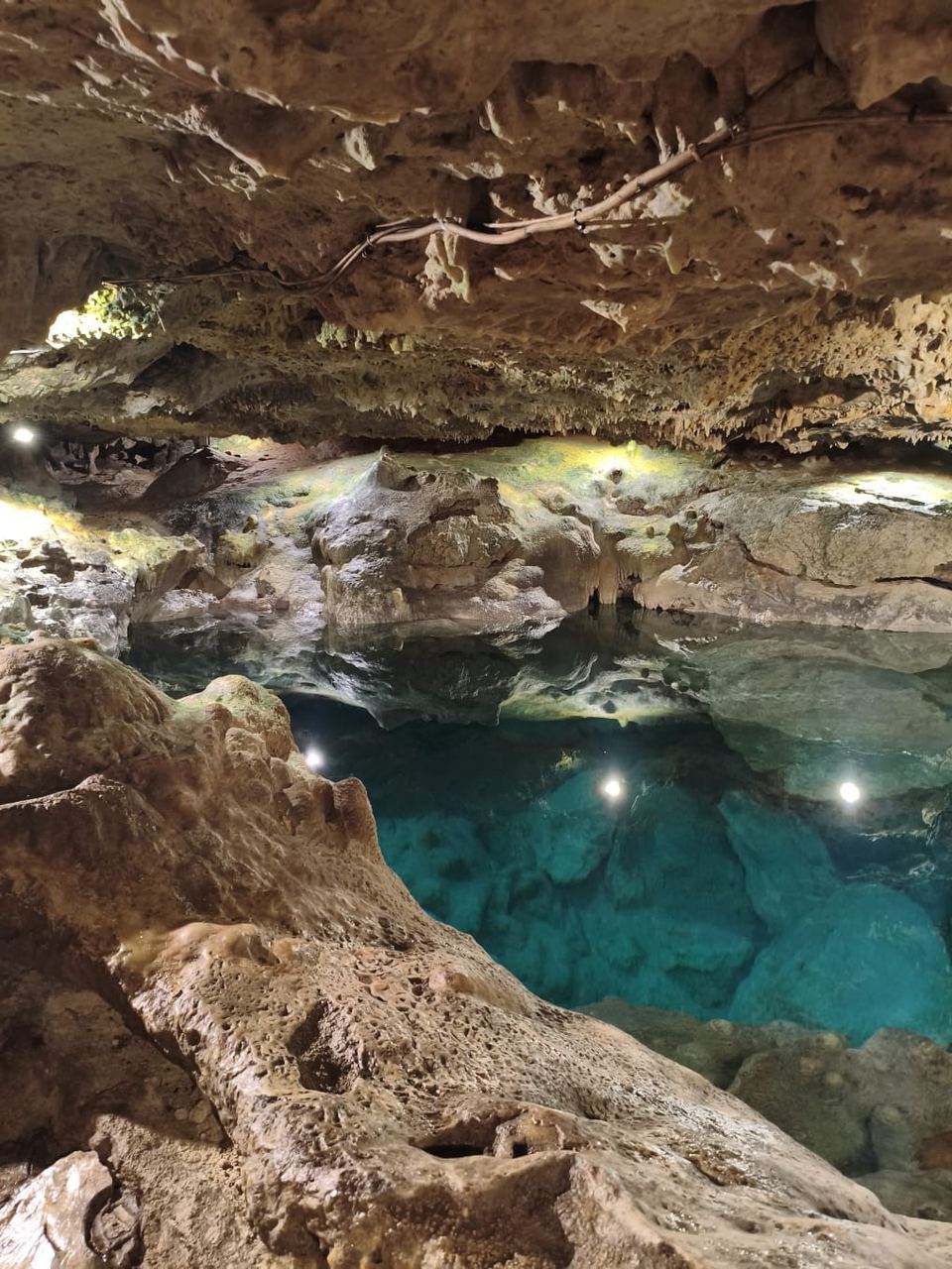 Reflejo de la caverna en el agua del Cenote San Ignacio
