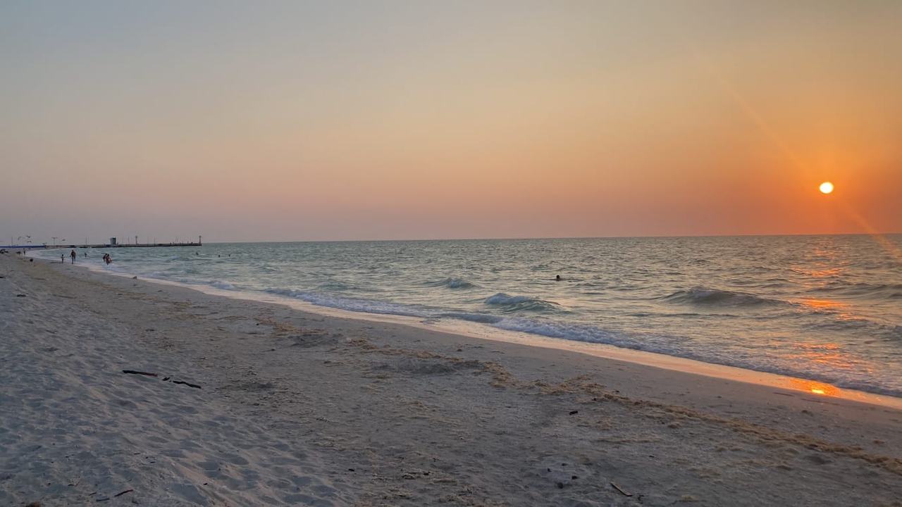 Atardecer en la playa de Progreso con el muelle al fondo