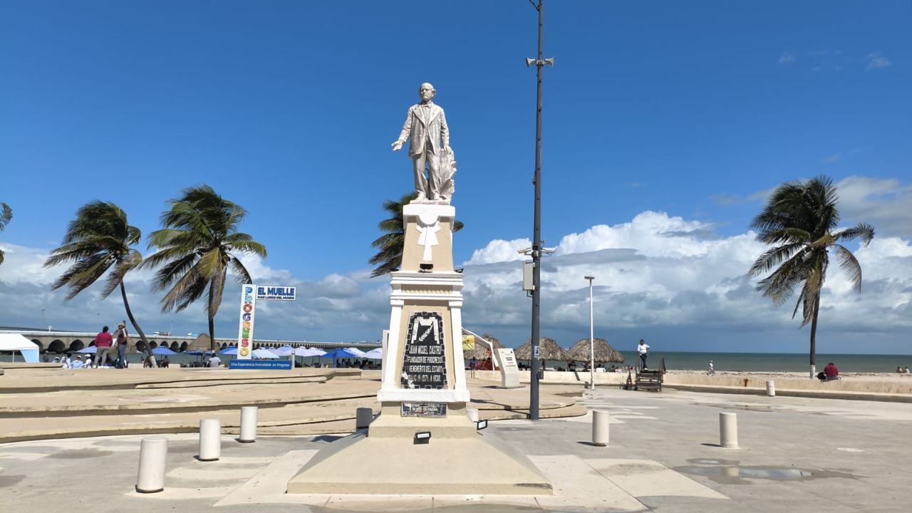 Monumento al fundador de Progreso en el malecón
