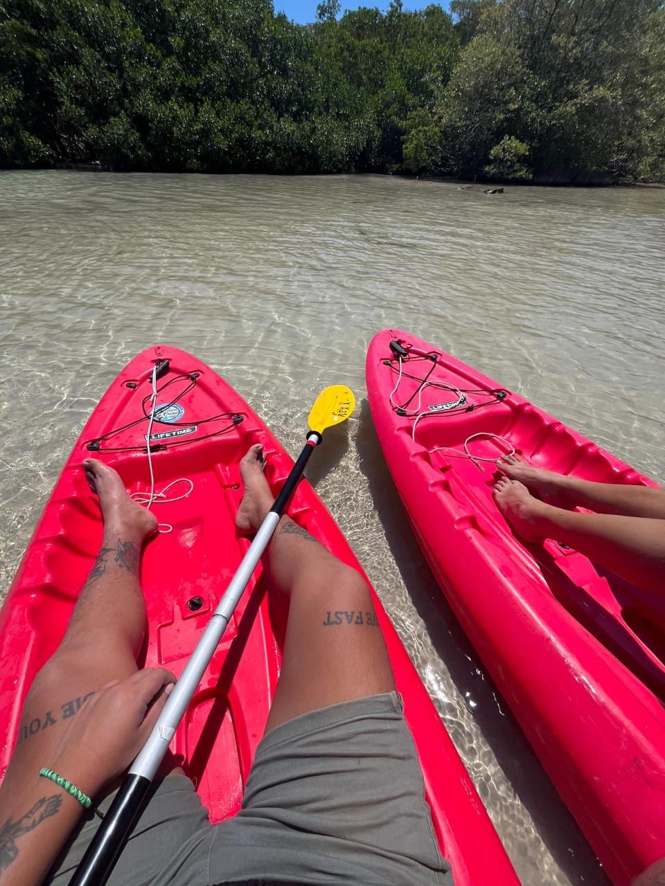 Kayaks sobre agua transparente en Islas Columpios