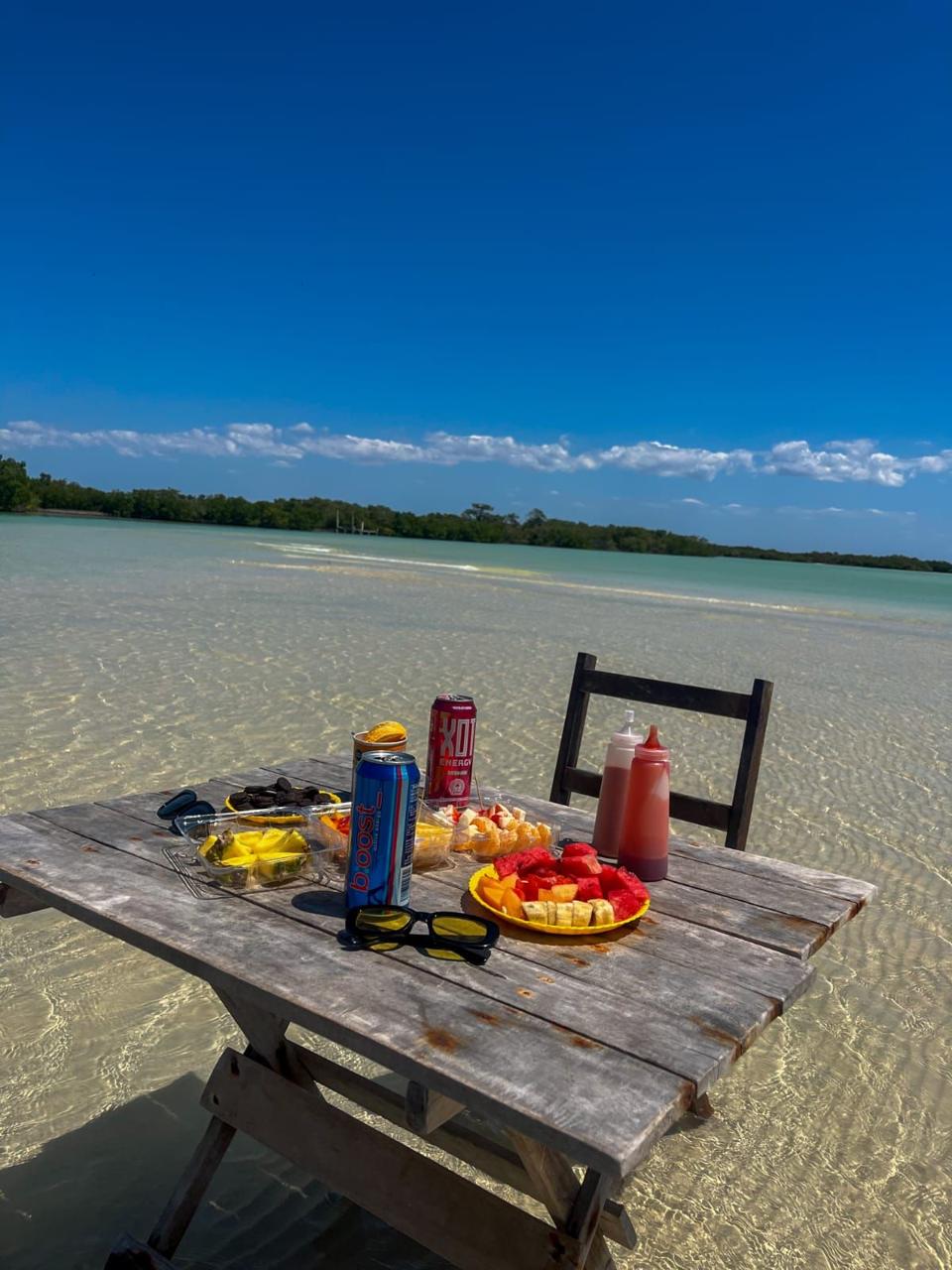 Mesa dentro del agua cristalina en Islas Columpios
