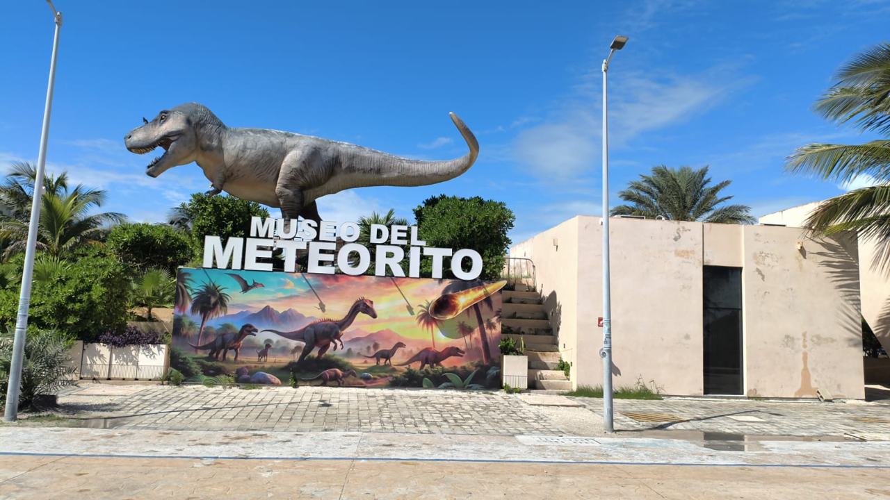 Entrada del Museo del Meteorito con su T-Rex gigante