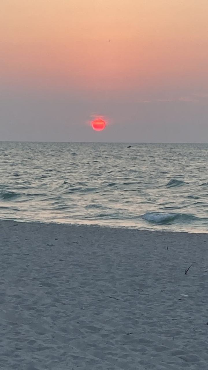 Sol rojo cayendo sobre el mar en Progreso