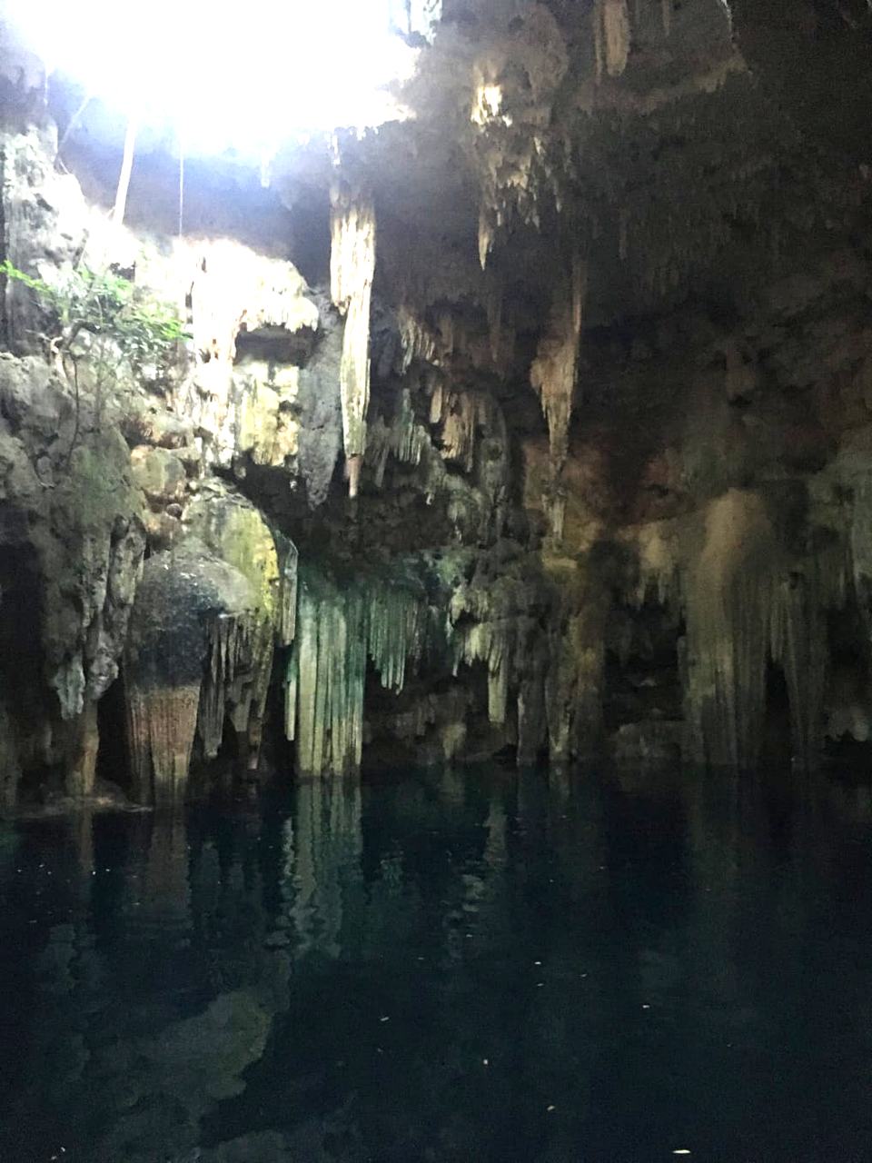 Estalactitas que bajan hasta el agua en el cenote Tsukán