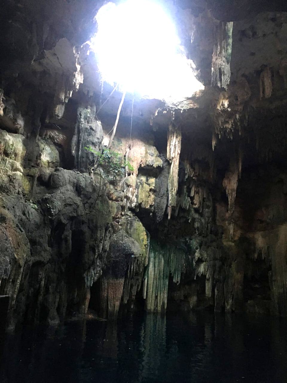 Luz entrando por la bóveda del cenote Tsukán
